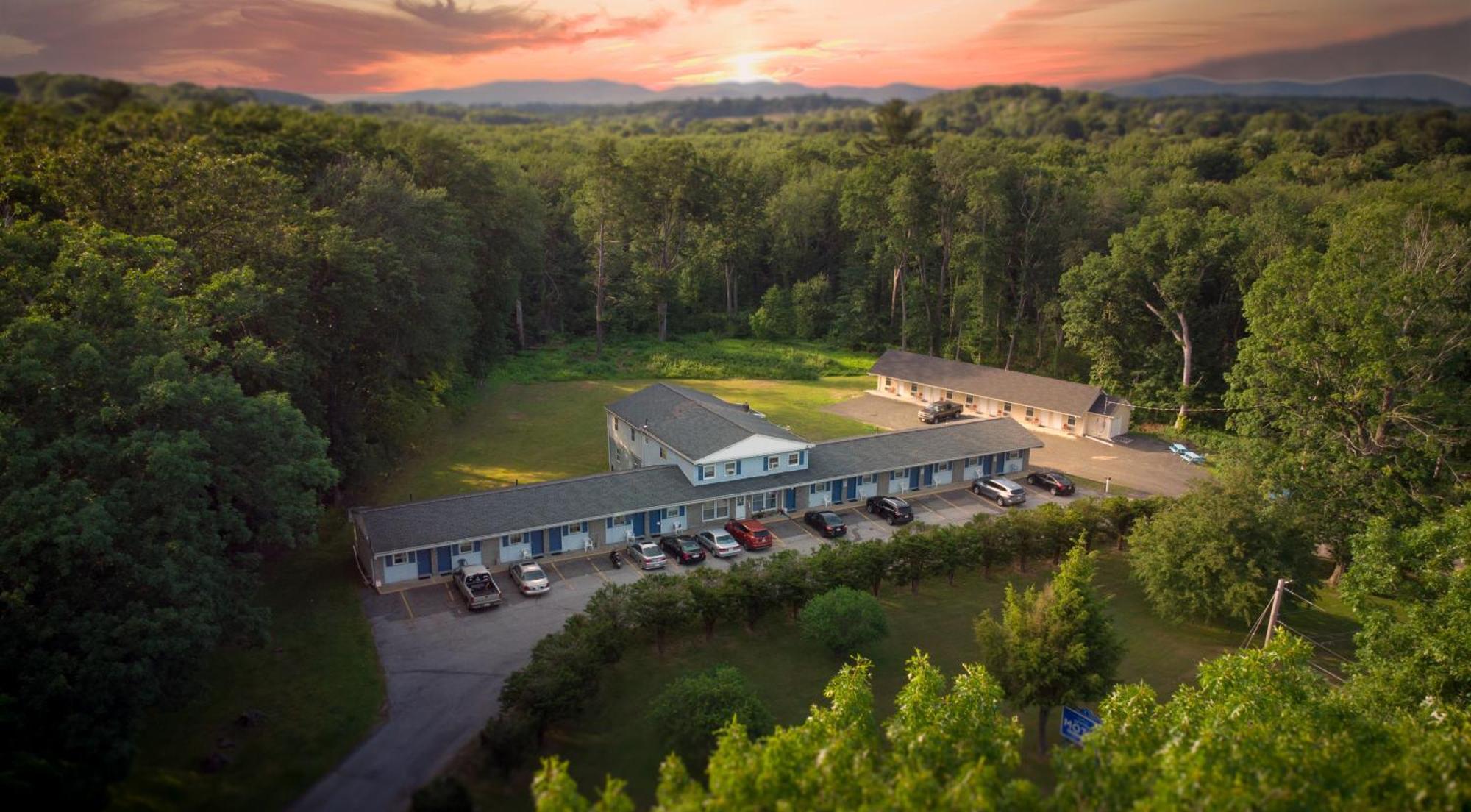 Granby Motel South Hadley Exterior photo